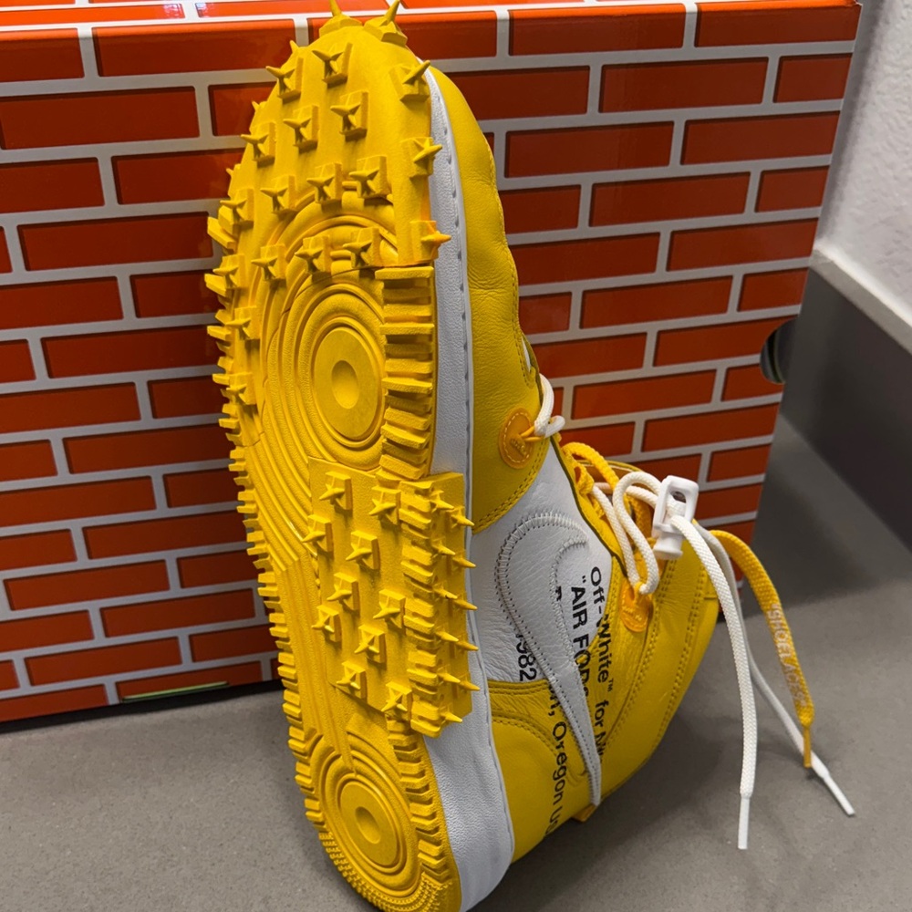 Off-White Air Force 1 Yellow and White Sneakers with Zip Tie. - Picture 7 of 12